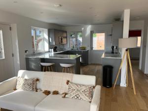 Kuchyň nebo kuchyňský kout v ubytování 4 Bed House - Hill top views - 3 car driveway + 15 fotografií