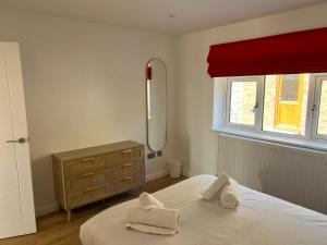 Postel nebo postele na pokoji v ubytování 4 Bed House - Hill top views - 3 car driveway