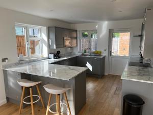 Kuchyň nebo kuchyňský kout v ubytování 4 Bed House - Hill top views - 3 car driveway