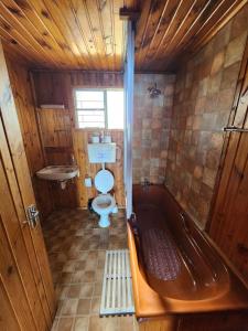 une salle de bain avec une baignoire, des toilettes et un lavabo dans l'établissement Paradys, à Clanwilliam