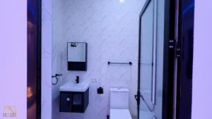 Koupelna v ubytování PK'S Luxury Apartments + 13 fotografií