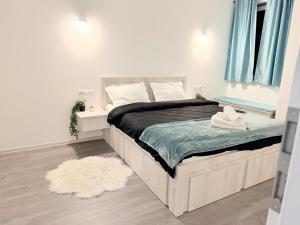 a bedroom with a large bed and a white rug at Short Stay Cosbuc in Baia Mare
