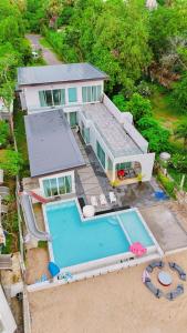 an aerial view of a house with a swimming pool at Sea Sand Sun Pool Villa cha-am in Cha Am
