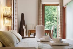 a living room with a couch and a table with towels at La Casa di Alice in Tavernerio