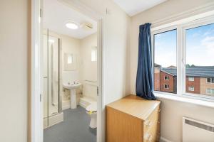 Ένα μπάνιο στο Budget-Friendly Ensuite Rooms, Shared Kitchen