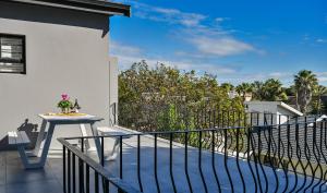 balcone con tavolo e vista di Kings Beach Guest House a Port Elizabeth
