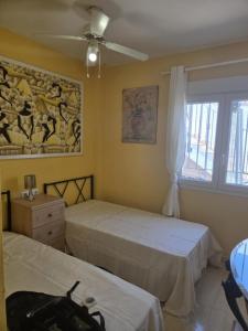 Un dormitorio con dos camas y una ventana. en The Beach house, en El Verger 36 fotos más