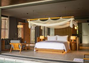 sypialnia z dużym łóżkiem i kanapą w obiekcie Nimman Private Luxury Pool Villa Resort Khao Yai w mieście Ban Rai Khlong Sai
