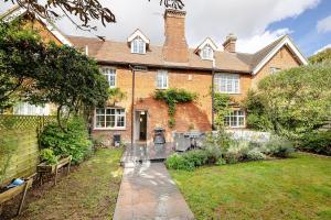 スタンステッド・マウントフィーチェットにあるStylish 3-Bed Home Close to Stansted Airportのレンガ造りの家