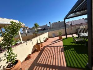 a patio with a table and chairs on a balcony at Maravilloso alojamiento en pleno centro de Dos Hermanas in Dos Hermanas