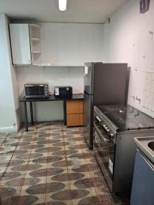 una cucina vuota con piano cottura e bancone di Shopping Clinicas 9 pers Providencia Parking a Santiago