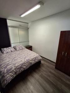 una camera da letto con un letto e una cassettiera di Shopping Clinicas 9 pers Providencia Parking a Santiago