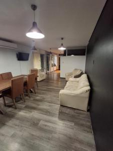 un soggiorno con tavolo, sedie e divano di Shopping Clinicas 9 pers Providencia Parking a Santiago