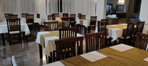 KolārOlivia Resort and Spa a unit of Falgu Resorts Pvt Ltd的餐厅里有桌椅的餐厅