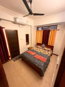 Un pat sau paturi într-o cameră la LAVIZ, Comfy 2BHK, Walk to Padmanabhaswamy Temple