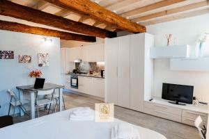Dapur atau dapur kecil di GoldenSuitesItaly I Moderno Monolocale in Centro Storico Mantova