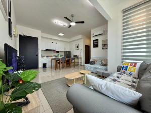 una sala de estar con un sofá y una mesa en Charming 2BR in Novo 8 Residence w-1 Free Parking, en Melaka