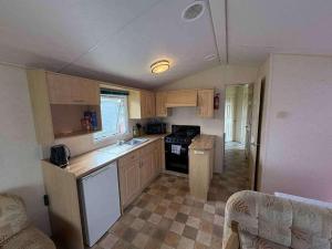 Kuchyň nebo kuchyňský kout v ubytování 3 Bed Caravan - Sleeps 8 - Pets - Garden - Parking