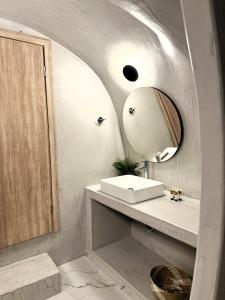 Petuna Cave Suites في فيرا: حمام مزود بحوض ومِرآة