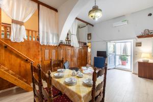 a dining room with a table with dishes on it at La Casa Lemonià in Soroni