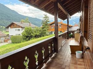 ein Balkon mit Blick auf ein Haus in der Unterkunft Bergblick in Farchant