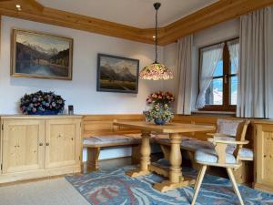 ein Esszimmer mit einem Holztisch und Stühlen in der Unterkunft Bergblick in Farchant