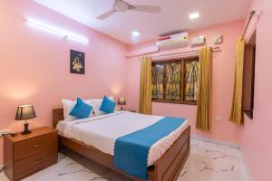 un dormitorio con una cama y una ventana en 4Bedroom Villa With shared pool, en Nerul 20 fotos más