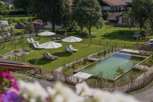 an overhead view of a pool with chairs and umbrellas at Beim Nuihausa in Reit im Winkl