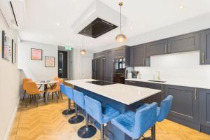 eine Küche mit blauen Stühlen und einer weißen Arbeitsplatte in der Unterkunft Host & Stay - Bellevue Luxe in Redcar + 25 Fotos