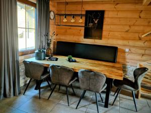 a dining room with a wooden table and chairs at Chalet Momage dichtbij Skiliften, Skiverhuur en Bikepark! in Winterberg