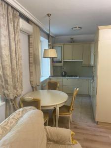 Kuchyň nebo kuchyňský kout v ubytování Шикарна квартира в центрі міста