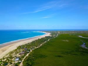una vista aérea de una playa y el océano en Casa Nova, Barra, en Miramar 23 fotos más