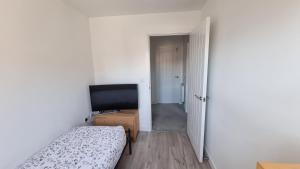 Μια τηλεόραση ή/και κέντρο ψυχαγωγίας στο lovely new home in manchester close to MANCHESTER CITY FC