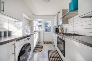 Η κουζίνα ή μικρή κουζίνα στο Luxury 3-Bedrooms House With Parking