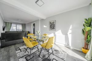Χώρος καθιστικού στο Luxury 3-Bedrooms House With Parking