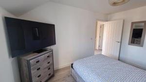 Μια τηλεόραση ή/και κέντρο ψυχαγωγίας στο lovely new home in manchester close to MANCHESTER CITY FC