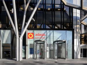 ein Apfelbürogebäude mit zwei Drehtüren in der Unterkunft Aparthotel Adagio Frankfurt City Messe in Frankfurt am Main