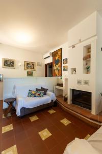 un soggiorno con divano e camino di Vicinissima alla spiaggia della Pelosa a Stintino