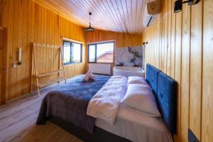 Un dormitorio con una cama y una bañera en una habitación. en Naila Bungalov Sapanca Private, en Sapanca 116 fotos más