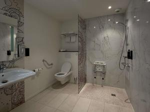 クリシーにあるibis Styles Paris Mairie De Clichyのシャワー、トイレ、洗面台を備えたバスルーム +50枚の写真