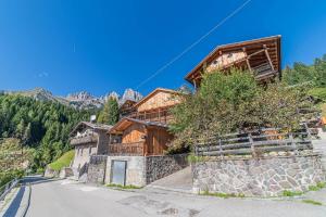 une maison à flanc de montagne dans l'établissement Chalet Dolomites Heart, à Feder
