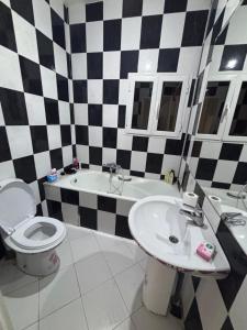 ein Badezimmer mit Waschbecken, Toilette und Badewanne in der Unterkunft cottage with swimming pool in Raoued