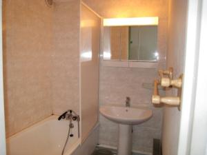 Kylpyhuone majoituspaikassa Apartment Balcon d'Huez.3