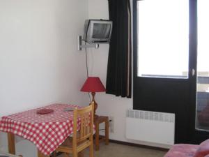 Apartment Balcon d'Huez.3にあるテレビまたはエンターテインメントセンター