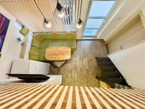 Zimmer mit einem Bett und einem Sofa in der Unterkunft City Charm Apartments 1A in Warna