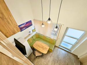 ein Wohnzimmer mit Sofa und TV in der Unterkunft City Charm Apartments 1A in Warna