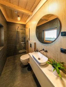 Et badeværelse på Grand Chalet + 48 billeder