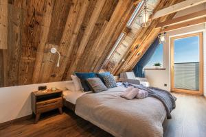 En eller flere senge i et værelse på Grand Chalet