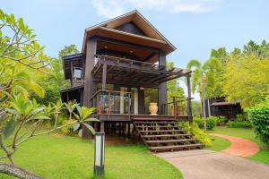 ein Haus, zu dem eine Treppe hinaufführt in der Unterkunft The Langit Duyong Marina Resort in Kuala Terengganu