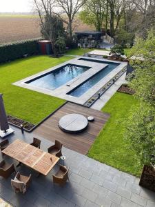 Kolam renang di atau dekat dengan Herrenhaus mit Pool-Landschaft